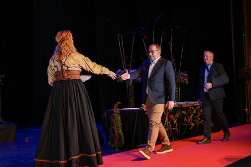Bildet viser To representanter fra Grenland Bilservice som mottar prisen for årets lærebedrift i Telemark.